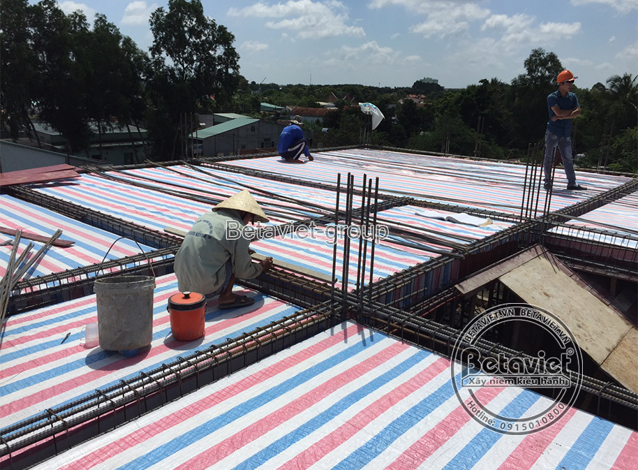 Cận cảnh sàn tầng 2 đang chuẩn bị đổ bê tông, nhìn từ góc trên xuống. Lưới thép cốt pha được bố trí dày đặc, đảm bảo khả n…