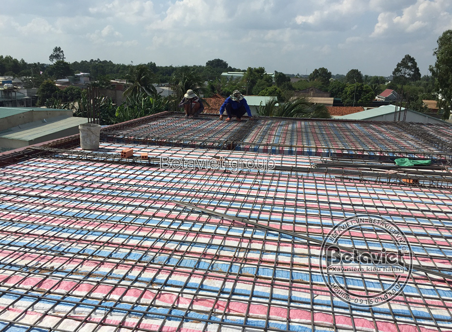 Toàn cảnh sàn tầng 2 đã hoàn thiện việc bố trí cốt thép, nhìn từ góc rộng. Lưới thép được đan đều, chắc chắn trên toàn bộ…