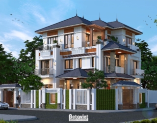 Góc nhìn xiên từ phía đường vào, thấy rõ cổng sắt hoa văn đơn giản đồng bộ hàng rào, sân đỗ xe rộng, thảm cỏ và cây xanh v…