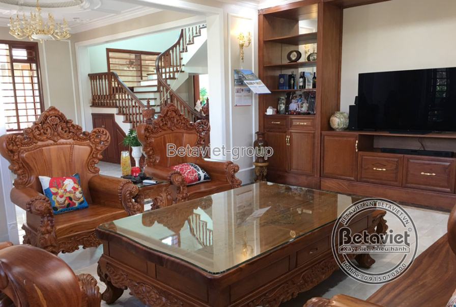Không gian phòng khách rộng rãi với bộ sofa và bàn trà lớn bằng gỗ tự nhiên chạm khắc tinh xảo, mặt bàn kính. Kệ TV và tủ…