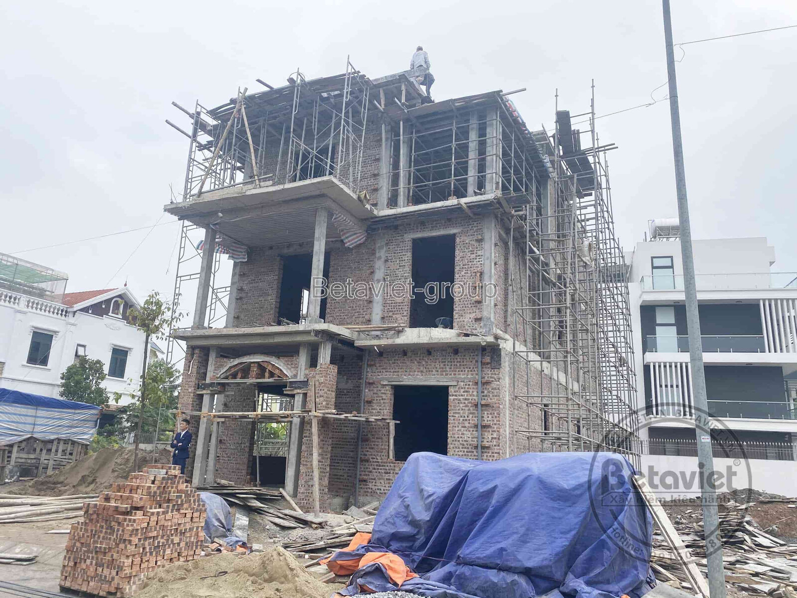 Thi công biệt thự tân cổ điển TC20060, giai đoạn thi công phần thô – mặt ngoài công trình (4)