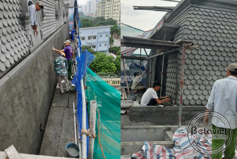 Ảnh ghép diềm mái ngói vảy cá nhìn ra khu chung cư và cận cảnh hai công nhân trát vữa tại đỉnh mái chóp có lưới che, thể h…