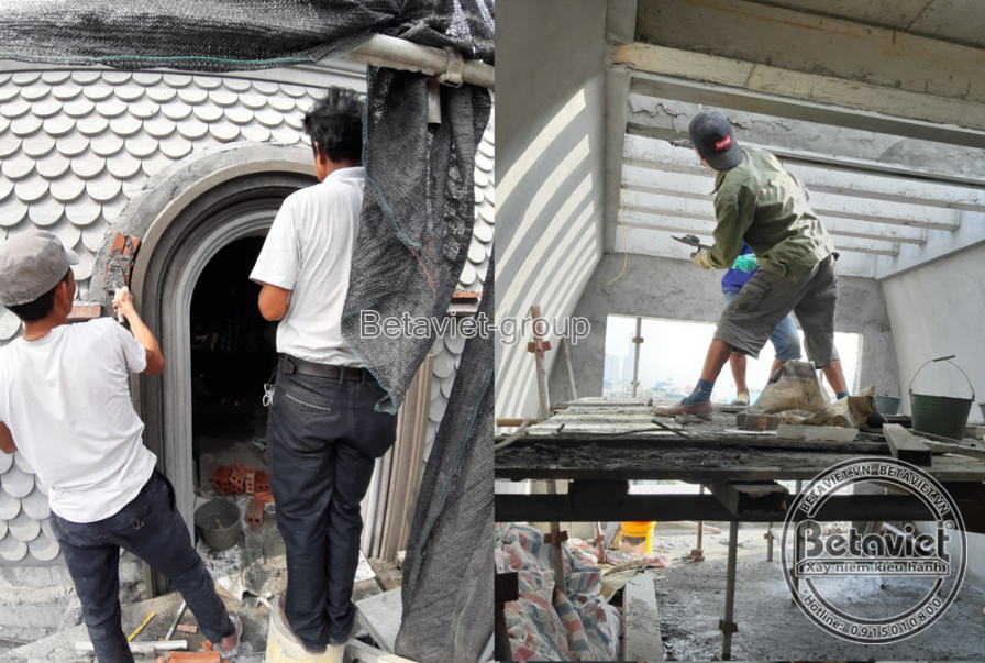 Ảnh ghép công nhân lắp khung cửa vòm trên mái dốc và một người đứng trên bục giàn giáo trộn vữa gần khối mái tròn. Bối cản…