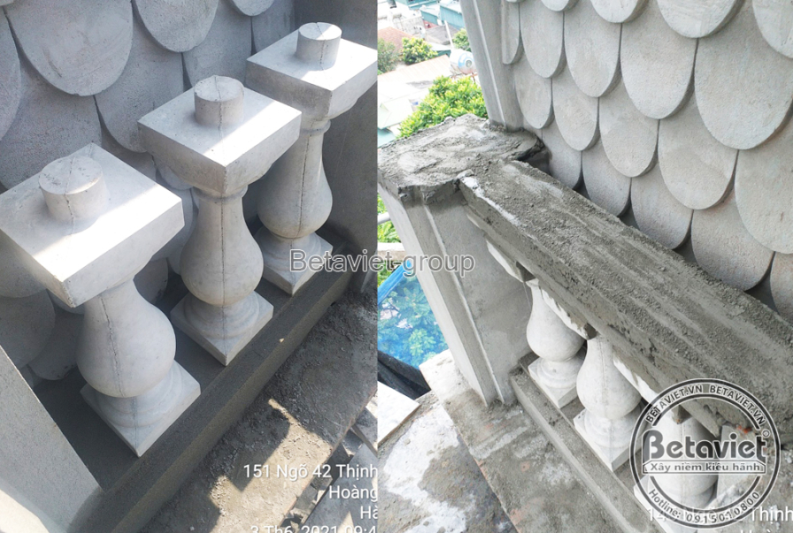 Cận cảnh các chi tiết con tiện ban công và phào chỉ đang được thi công, với vật liệu bê tông hoặc vữa xi măng. Bố cục tập…