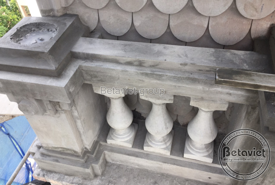 Cận cảnh chi tiết phào chỉ và hoa văn trang trí trên mái vòm của biệt thự đang trong quá trình hoàn thiện phần thô. Các đư…