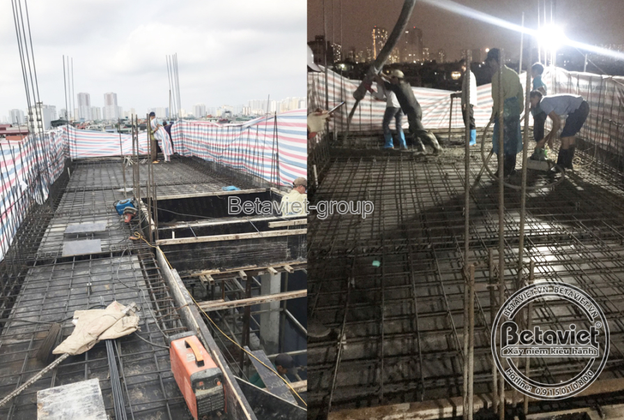 Ảnh ghép công nhân trên sàn lưới thép đang đổ bê tông bằng vòi bơm vào ban đêm, bạt sọc phủ một phần khu vực thi công, ánh…