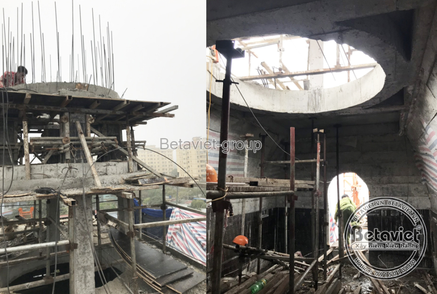 Ảnh ghép sàn bê tông công xôn vươn ra cạnh giếng trời hình oval với thép chờ lộ ra; công nhân đứng trên giàn giáo mép sàn…