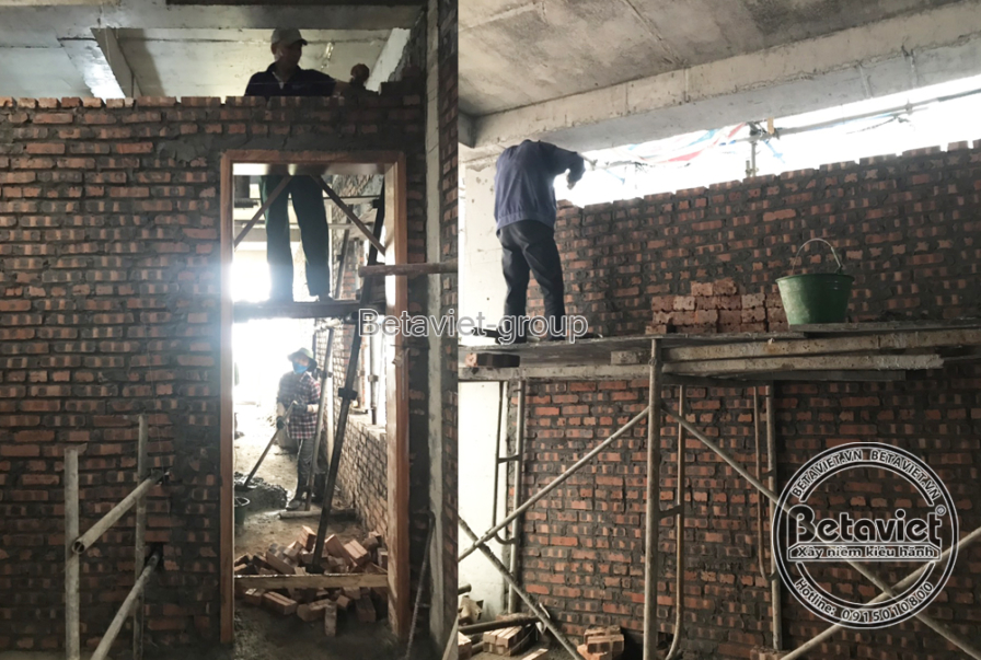 Ảnh ghép công nhân đứng trên đỉnh tường gạch qua khung cửa; công nhân khác xây gạch bên dưới với xô vữa kế bên, thể hiện t…