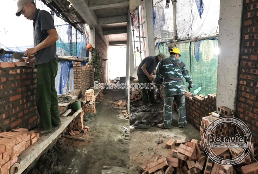 Ảnh ghép công nhân xây gạch theo dây căng chuẩn hàng trên bục giàn giáo; chồng gạch đỏ và vữa trộn sẵn đặt gần đó, không g…