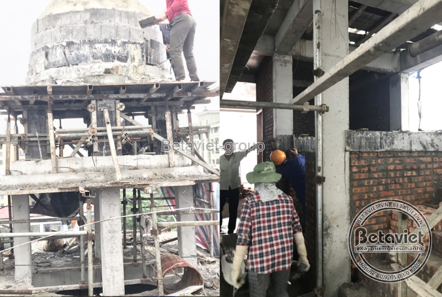 Ảnh ghép công nhân đứng trên đỉnh khối tháp mái vòm thao tác; hành lang bên trong với hàng cột bê tông và công nhân di chu…