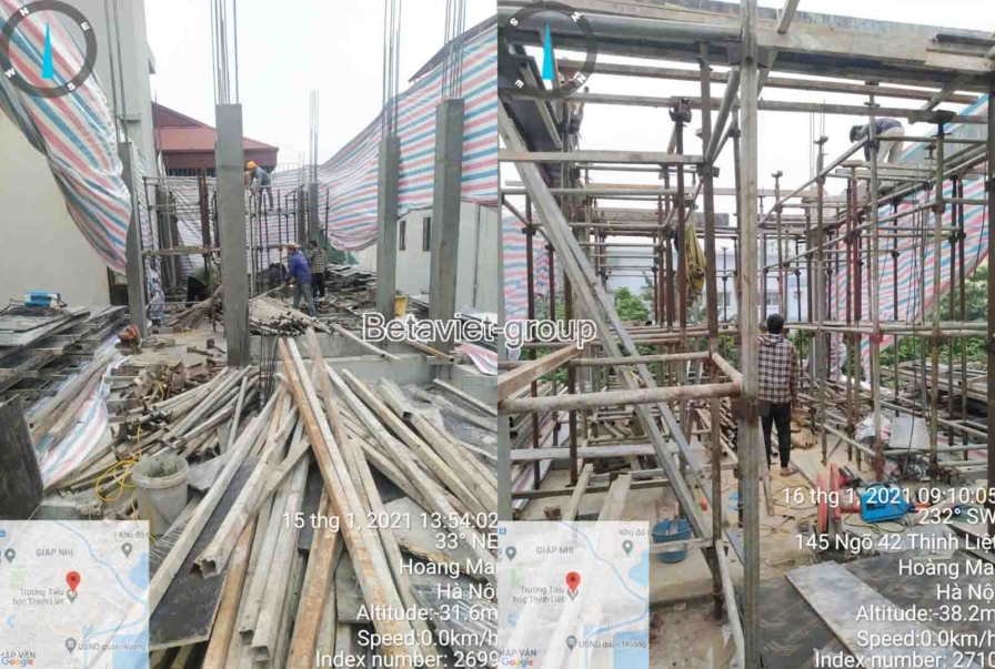 Ảnh ghép ván khuôn gỗ và cọc giàn giáo xếp chồng trên sàn thi công; vật liệu xây dựng và công nhân di chuyển qua lại trên…