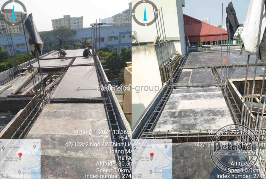 Ảnh ghép công nhân đứng trên sàn bê tông mái đã hoàn thiện với bạt phủ tạm; sàn liền kề vẫn còn lưới thép chờ đổ, phía sau…