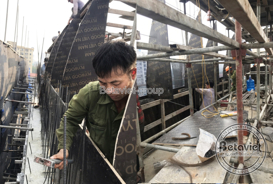 Ảnh ghép công nhân đo kiểm khung thép cốp pha tường bằng dụng cụ cầm tay; toàn cảnh sàn với giàn giáo và công nhân thao tá…
