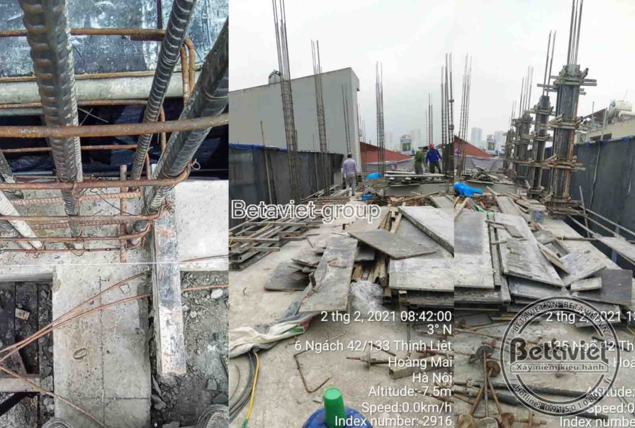 Ảnh ghép lồng thép cột được buộc gọn trong khung gỗ cốp pha; toàn cảnh sàn tầng với vật liệu rải rác và công nhân làm việc…
