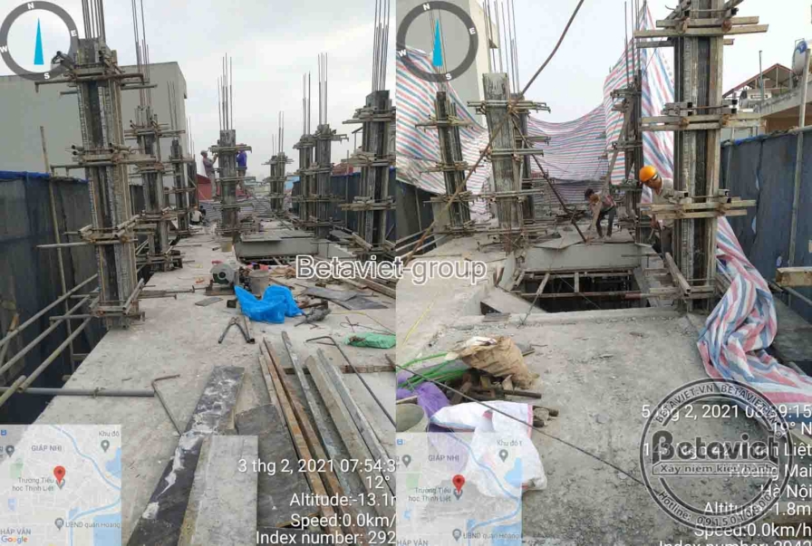 Công nhân đang thi công đổ bê tông sàn cho các tầng của biệt thự, với hệ thống cốt thép và ván khuôn đã được lắp đặt. Bố c…