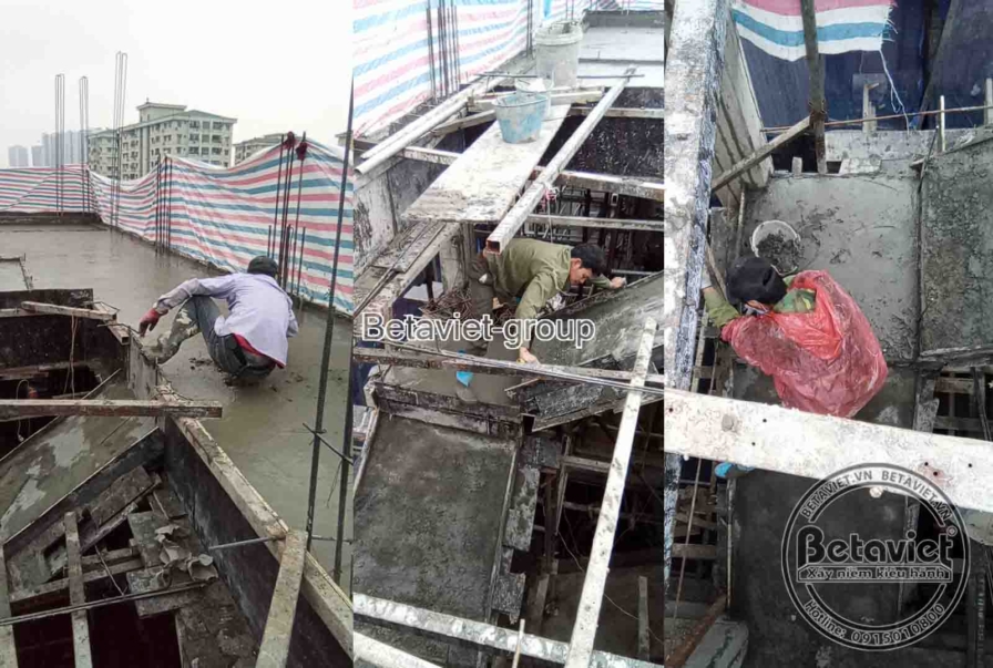 Ảnh ghép công nhân lắp đặt hệ ván khuôn gỗ cho dầm sàn, bạt sọc màu phủ tạm phía trên khung. Bố cục thể hiện công đoạn chu…