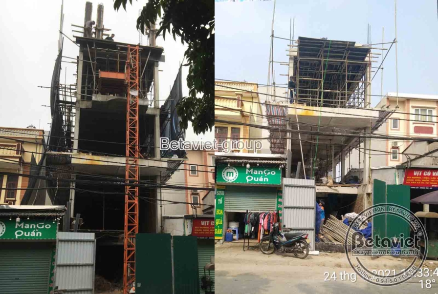 Ảnh ghép mặt ngoài tòa nhà quấn bạt xanh với tháp cẩu vận thăng cam vươn cao trên dãy cửa hàng ManGo Quán; góc chụp rộng h…