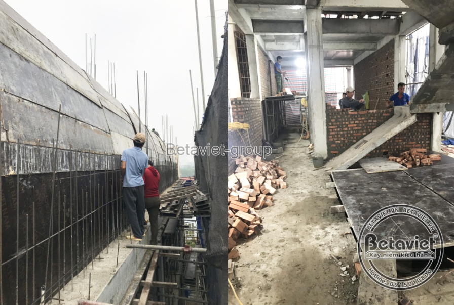 Ảnh ghép bức tường bê tông dài có thép chờ dọc mép đang được kiểm tra; sàn kế bên có gạch xếp chồng và công nhân xây tường…