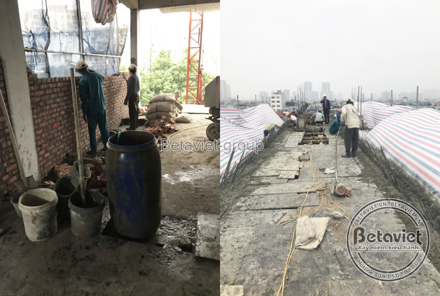 Ảnh ghép không gian tầng có tường gạch và xô vật liệu, công nhân di chuyển qua lại; sàn mái với tấm bạt sọc đỏ trắng trải…