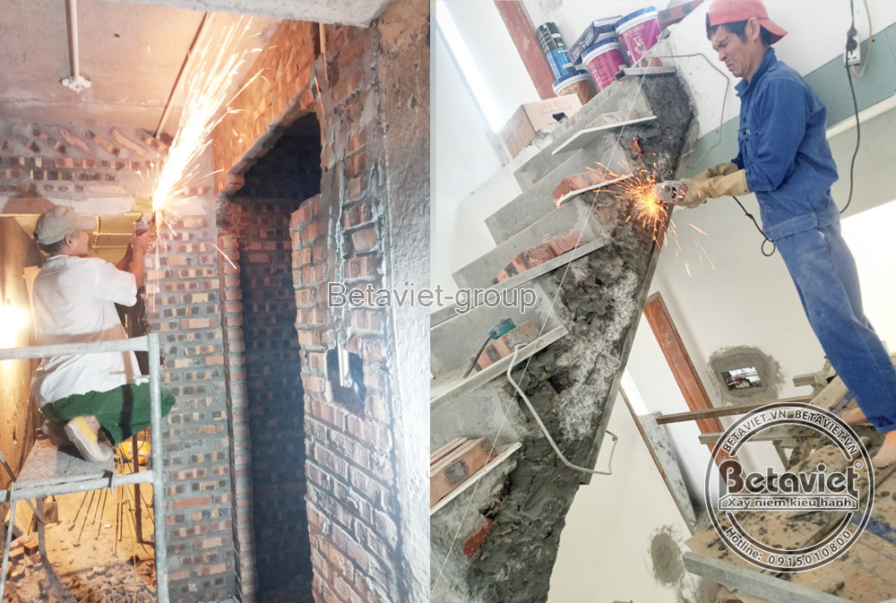 Ảnh ghép hai công nhân dùng máy cắt cầm tay tóe tia lửa tại khung cửa gạch và tại cạnh bậc thang bê tông. Bố cục cận cảnh…