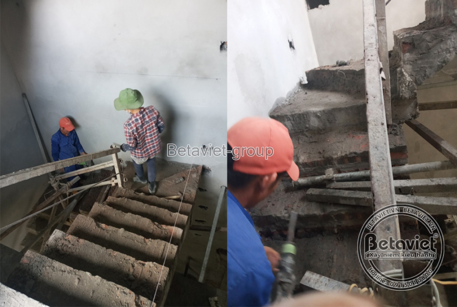 Ảnh ghép cầu thang bê tông thô đang thi công với dây thừng làm tay vịn tạm, công nhân bước xuống bậc thang; cận cảnh người…