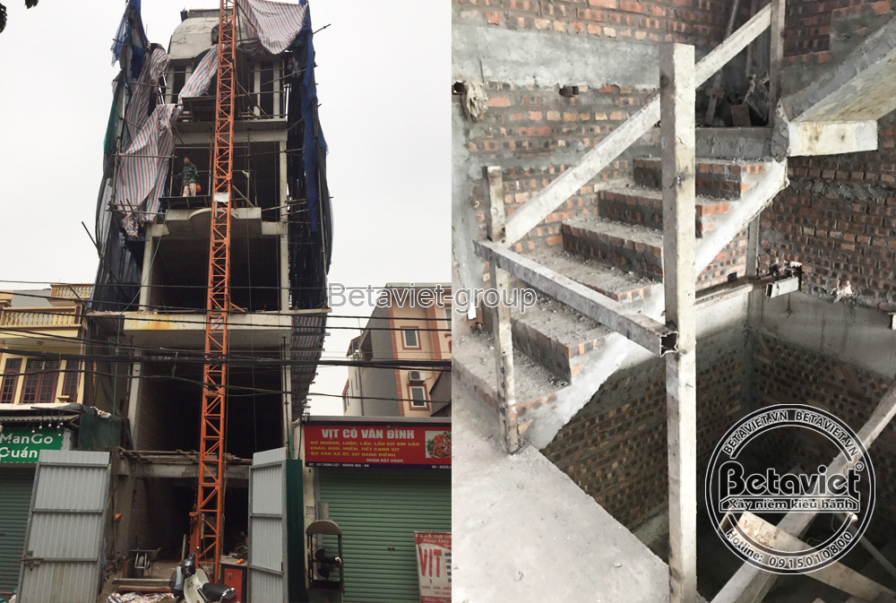 Ảnh ghép mặt ngoài tòa nhà đang xây với tháp cẩu vận thăng và cận cảnh cầu thang bê tông khung cốt thép chưa có tay vịn. K…