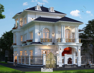 Góc nhìn cận mặt tiền biệt thự ban ngày, tập trung khối cửa vòm và cửa sổ chữ nhật viền phào chỉ, tường trắng, lan can ban…