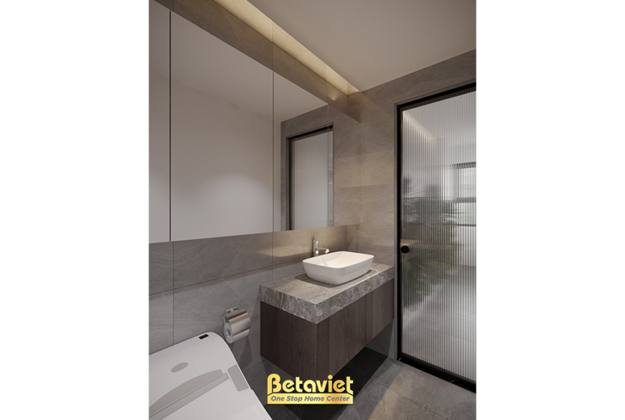 Phòng tắm góc nhìn bồn cầu treo tường, tủ lavabo đơn mặt đá vân xám, gương gắn tường, vách kính trong suốt ngăn khu ướt, g…