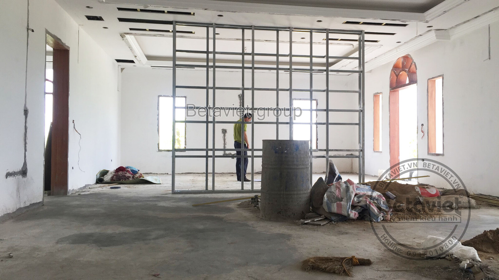 Khung kết cấu phần thô của biệt thự, tập trung vào các cột trụ và dầm sàn bê tông cốt thép, thể hiện sự chắc chắn và đúng…
