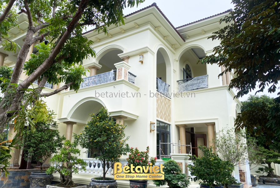 Thi công biệt thự 2 tầng địa trung hải TC21109a, giai đoạn lắp đặt hoàn thiện – mặt ngoài công trình (2)