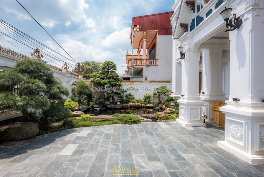 Cận cảnh mặt tiền nhà phố tân cổ điển, thể hiện rõ các chi tiết phào chỉ, phù điêu trang trí tinh xảo trên tường và cột. C…