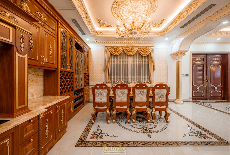 Phòng ăn sang trọng với bộ bàn ghế ăn gỗ tự nhiên chạm khắc tinh xảo, bọc da. Tường ốp gỗ và phào chỉ, trần thạch cao giật…