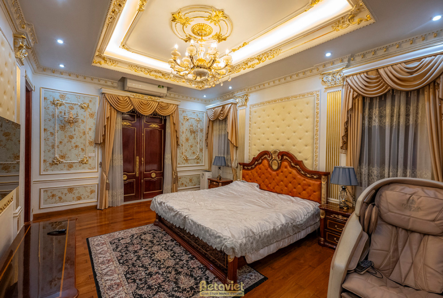 Phòng ngủ master nhìn từ góc khác, với giường lớn, tủ quần áo âm tường gỗ tự nhiên. Không gian ấm cúng, sang trọng, bố trí…