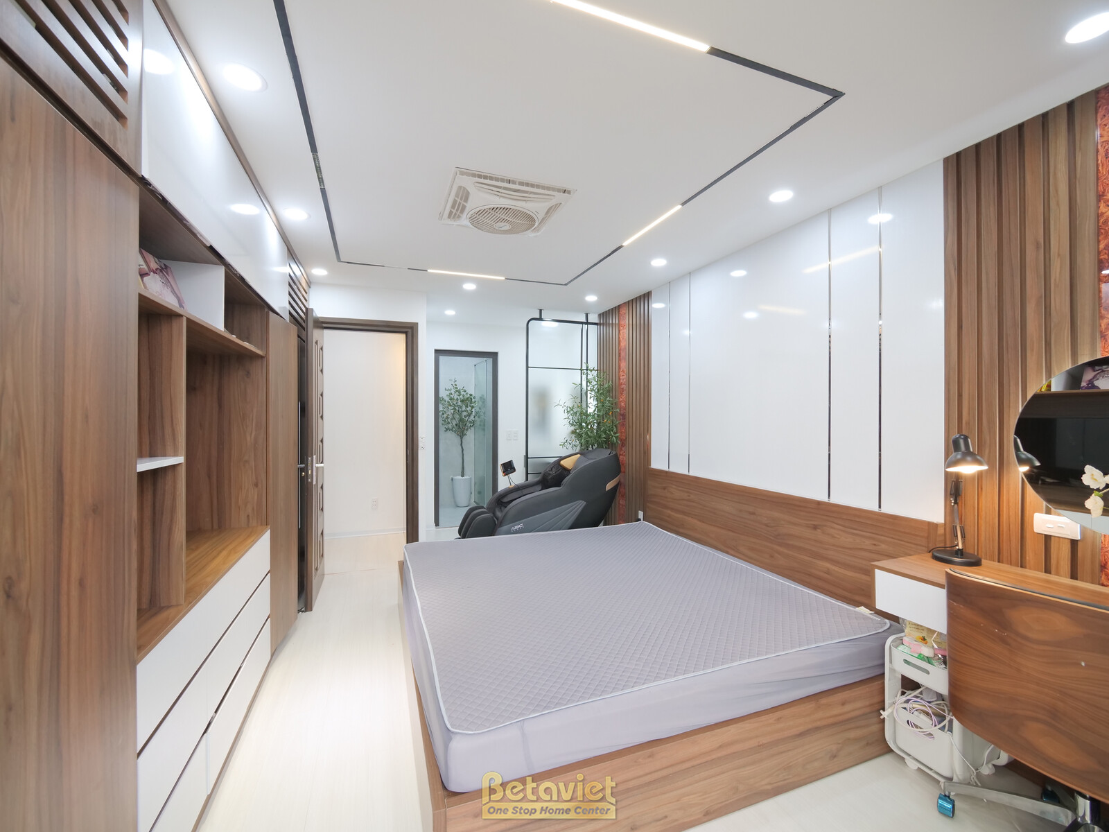 Góc nhìn khác của phòng ngủ master, thể hiện sự kết hợp hài hòa giữa không gian nghỉ ngơi và khu vực bàn trang điểm/làm vi…
