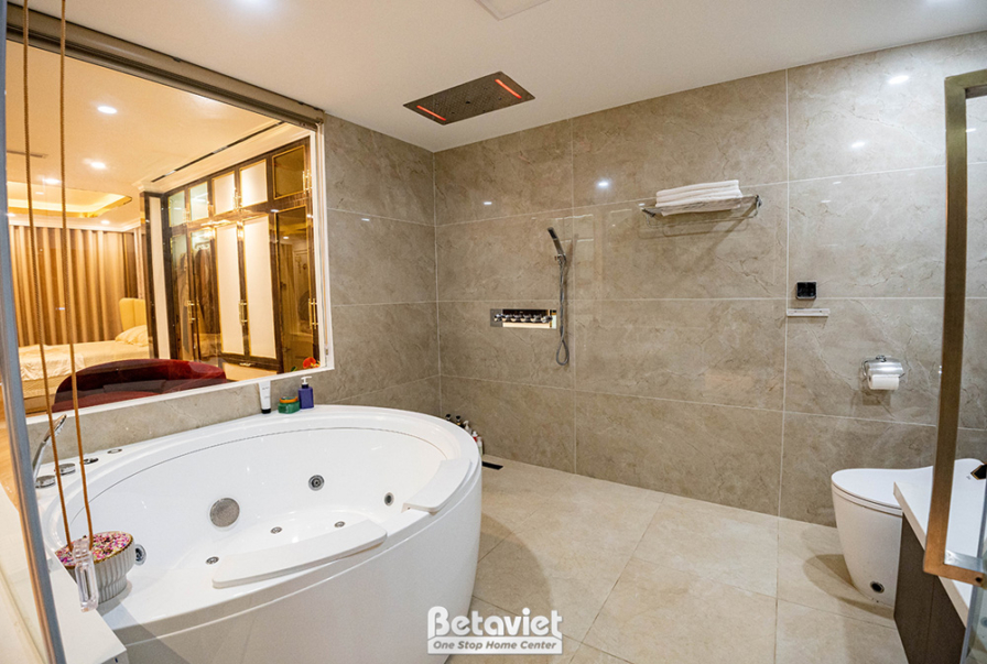 Phòng tắm master với bồn tắm jacuzzi, vách kính tắm đứng. Tường ốp gạch vân đá, gương lớn. Thiết bị vệ sinh hiện đại, tạo…