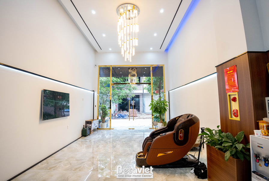 Sảnh đón hoặc khu vực tiếp khách với ghế massage, tiểu cảnh cây xanh. Trần thạch cao giật cấp, đèn chùm pha lê và đèn hắt…