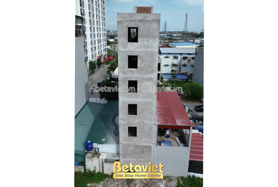 Công trình nhà phố 6 tầng đang thi công phần thô, nhìn từ xa, nổi bật giữa khu dân cư. Các tầng đã hoàn thiện khung, tường…