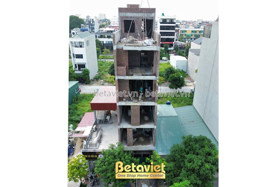 Công trình nhà phố 6 tầng đang thi công phần thô, nhìn từ góc chéo. Các tầng đã lên khung, tường gạch chưa trát, xung quan…