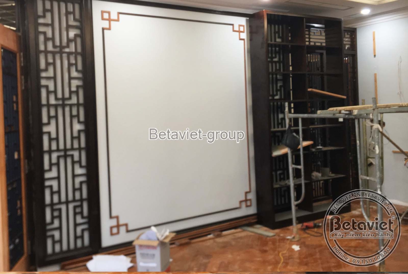 Chi tiết tấm ốp gỗ chạm khắc tinh xảo, thể hiện sự tỉ mỉ trong thi công nội thất, mang đậm nét truyền thống Á Đông, tạo đi…