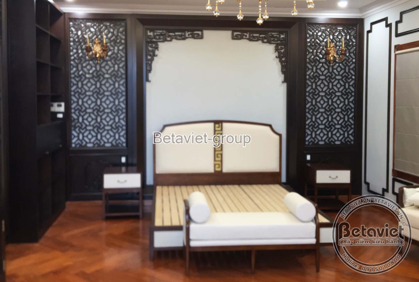 Hành lang nội thất với sàn gỗ bóng, cửa gỗ lớn và các chi tiết trang trí tinh tế, tạo cảm giác sang trọng và ấm cúng, dẫn…