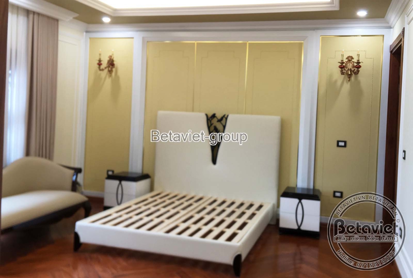 Không gian phòng làm việc hoặc học tập đang lắp đặt nội thất gỗ tối màu, bao gồm bàn làm việc và kệ sách âm tường, kết hợp…