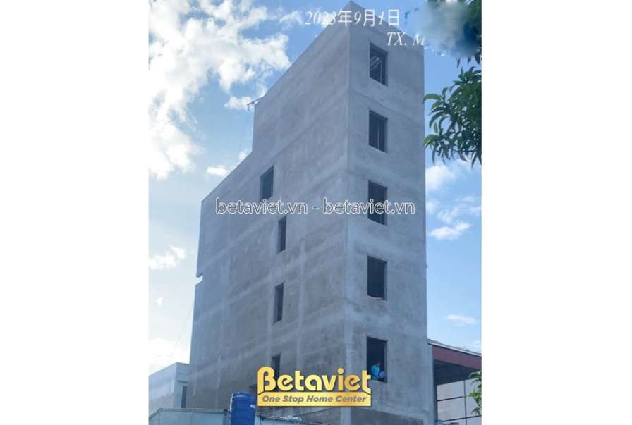 Mặt tiền công trình nhà phố 6 tầng đã trát thô, chuẩn bị cho giai đoạn hoàn thiện. Các ô cửa sổ đã được định hình rõ ràng…