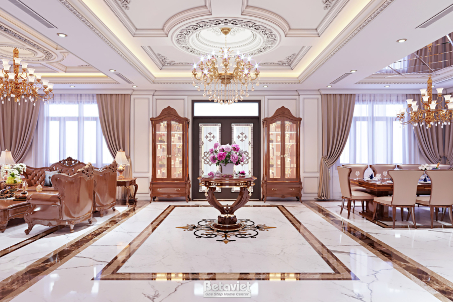 Đại sảnh cửa sổ vòm cao rèm rủ, bộ sofa bọc vải viền chỉ vàng, tủ trưng bày gỗ chạm, nhiều đèn chùm pha lê, sàn đá marble…