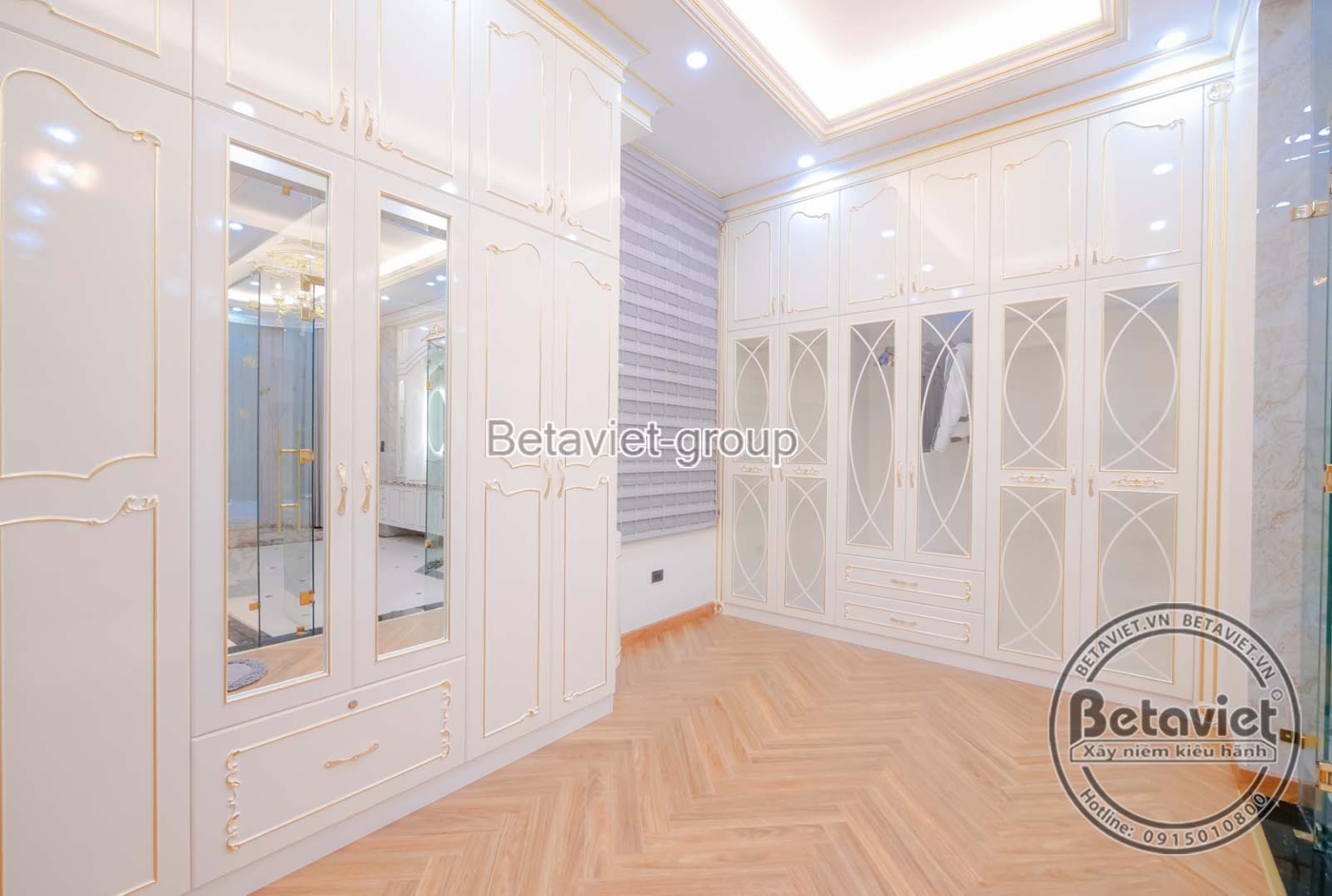 Tủ quần áo âm tường lớn màu trắng kem, thiết kế cổ điển với phào chỉ và gương soi toàn thân. Bố cục gọn gàng, tối ưu không…