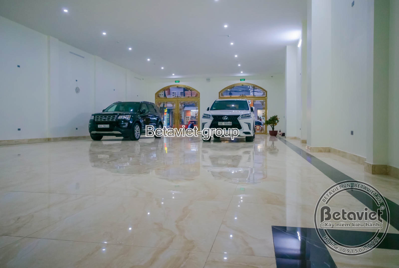 Không gian gara ô tô rộng rãi ở tầng trệt, sàn lát đá sáng bóng, tường ốp đá vân nhẹ. Trần thạch cao với hệ đèn downlight…