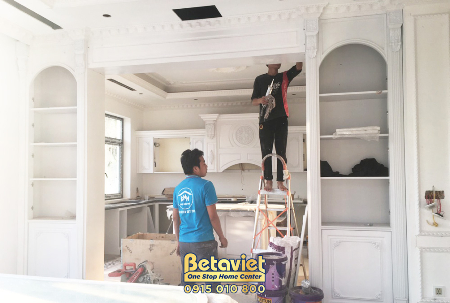 Thi công biệt thự 3 tầng tân cổ điển TC21093, giai đoạn lắp đặt hoàn thiện – phòng bếp và phòng ăn (2)