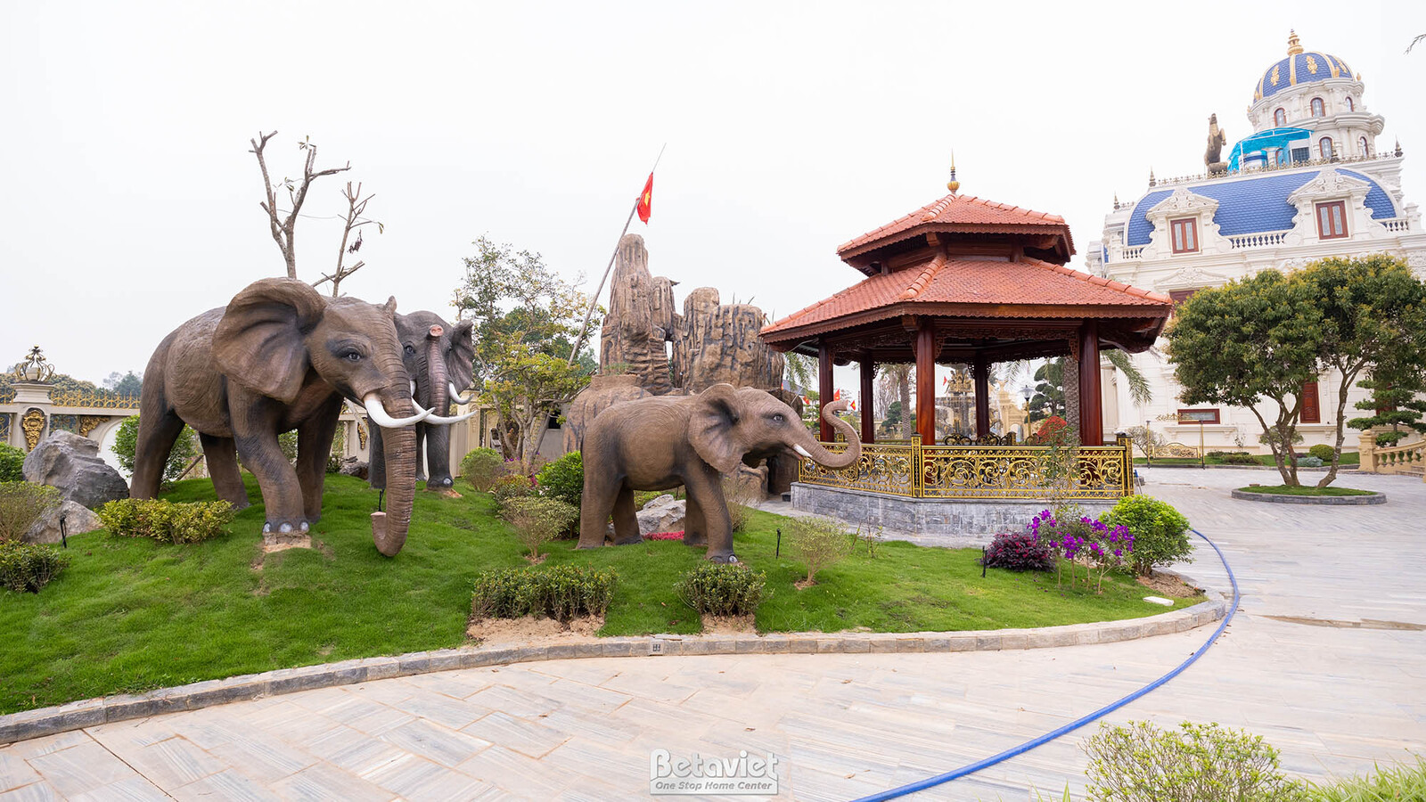 Thi công lâu đài 2 tầng cổ điển TC21083, giai đoạn hoàn thành – sân vườn (6)