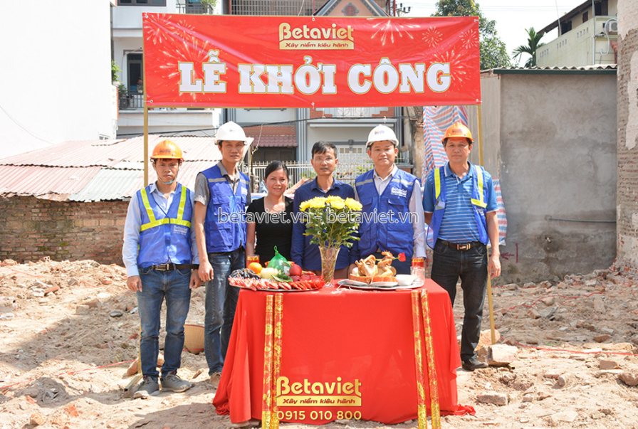 Đội ngũ giám đốc dự án và kiến trúc sư Betaviet chụp ảnh lưu niệm tại lễ khởi công. Họ đứng trước bàn cúng và phông bạt đỏ…