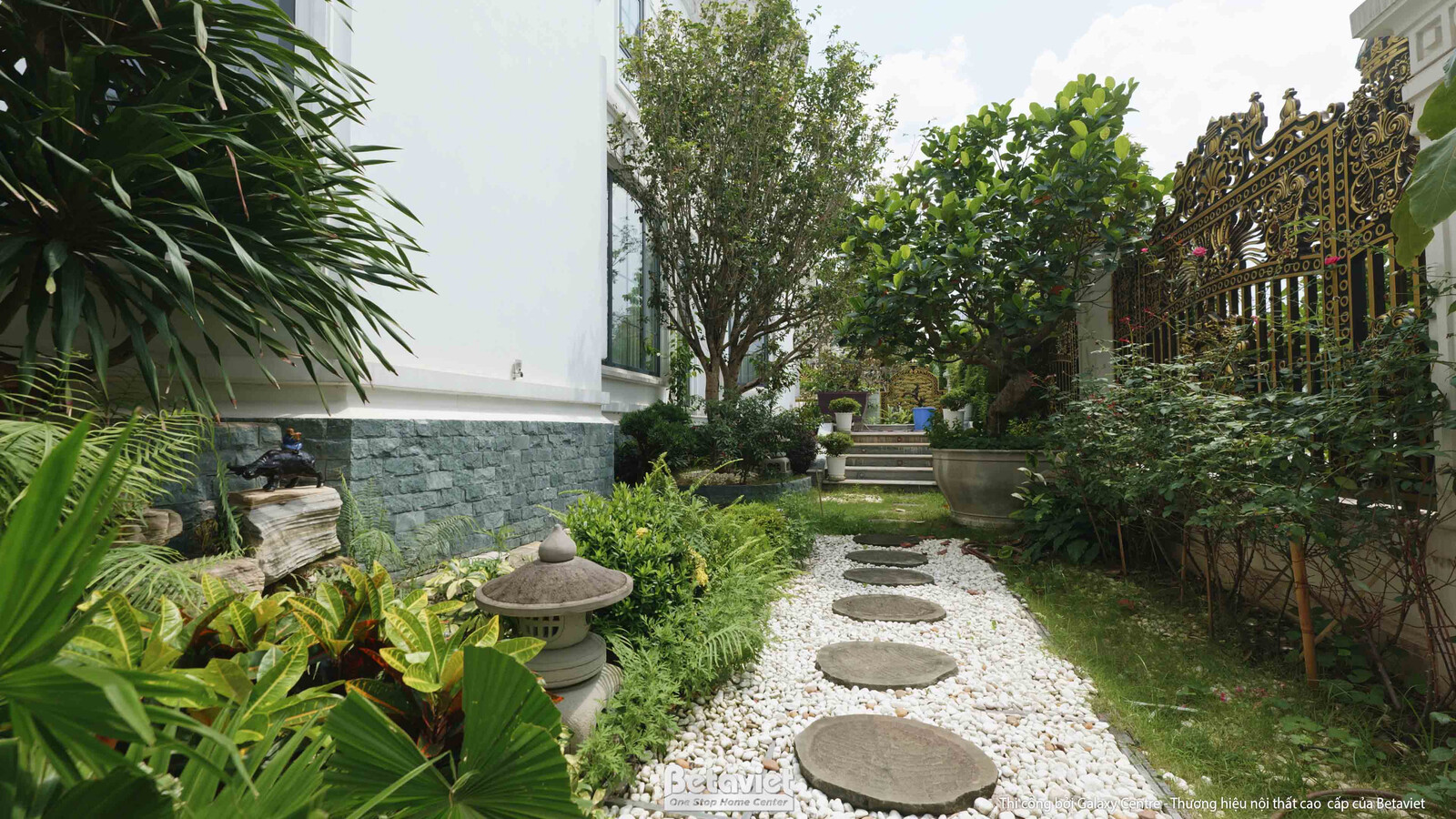 Thi công biệt thự 3 tầng cổ điển TC22030, giai đoạn hoàn thành – sân vườn