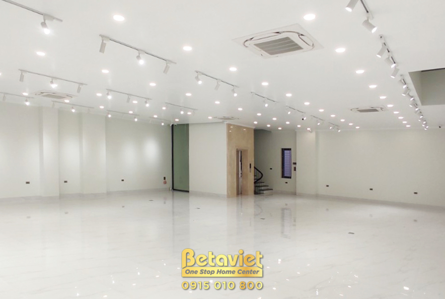 Không gian tầng trệt rộng rãi, đã hoàn thiện phần sàn và trần thạch cao với hệ thống đèn chiếu sáng âm trần. Tường màu trắ…